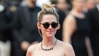 Penampilan Kristen Stewart santai dengan atasan kemben hitam dan bawahan berwarna senada. (Foto: WireImage/Samir Hussein)  