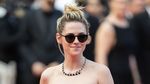 Tampil Serba Hitam, Kristen Stewart Tebar Senyum di Cannes