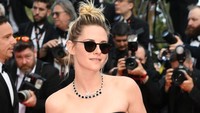 Sederet tato yang ada di tubuhnya pun terekspos karena pilihan busana yang Kristen Stewart kenakan. (Foto: WireImage/Samir Hussein)