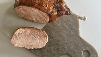 Biasanya Marian membuat kue berbentuk bulat dulu sebagai dasar sebelum dibentuk sesuai keinginannya. Ia juga berkreasi dengan banyak warna. Lihat nih kue bentuk ham yang super mirip!