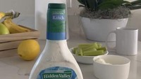 Wah! Tampilan kue realistis ini pasti bakal mengecohmu. Terlihat persis botol saus salad kemasan, eh ternyata aslinya kue yang manis enak.
