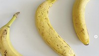 Sering kali Marian menggoda followers-nya untuk menebak mana kue dan mana benda sungguhan? Salah satunya kue realistis bentuk pisang ini. Benar-benar tak ada beda ya?