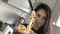Marian mengatakan bisa habiskan hingga 10 jam untuk membuat kue realistis. Ia membuat semua bagian dengan detail, seperti pada kue ramen ini yang ada topping, sumpit, hingga mangkuknya.