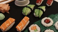 Fondant menjadi senjata Marian untuk menghadirkan bentuk-bentuk realistis dari sebuah benda menjadi kue. Kreasinya tak terbatas, termasuk kue bentuk sushi yang kelihatan menarik selera ini. 