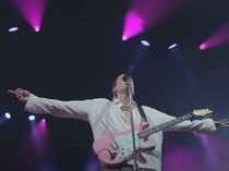 Kronologi Vokalis LANY Paul Jason Klein Jadi Korban Tabrak Mobil