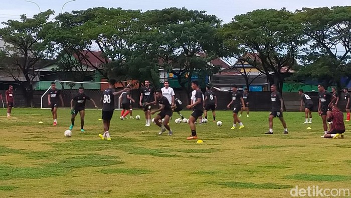 Latihan PSM Makassar yang membuat bibir Patrick Kallon berdarah