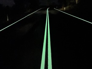 Malaysia Pasang Marka Jalan Glow in The Dark Pertama, Ini Alasannya