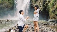 Maudy Ayunda terlihat tersenyum bahagia saat Jesse Choi bertekuk lutut di hadapannya.  Foto: Instagram @maudyayunda