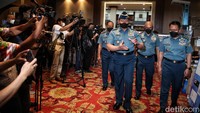 Kepala Staf Angkatan Laut (KSAL) Laksamana Yudo Margono meninjau hasil karya prajurit TNI AL yang dipamerkan di Seminar Nasional Sekolah Tinggi Teknologi Angkatan Laut (STTAL) di Graha Jala Puspita, Jakarta Pusat, Rabu (25/5).