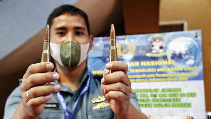 Melihat Karya dari Didikan Sekolah Tinggi Teknologi Angkatan Laut Kepala Staf Angkatan Laut Yudo Margono meninjau hasil karya prajurit TNI AL saat hadir dalam acara Seminar Nasional Sekolah Tinggi Teknologi Angkatan Laut (STTAL) di kawasan Graha Jala Puspita, Jakarta Pusat, Rabu (25/5).