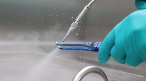 Pekerjaan membersihkan, sterilisasi hingga desinfeksi peralatan medis tidak  bisa dianggap remeh lho. Terdapat ribuan instrumen berbeda dari setiap alkes lho.