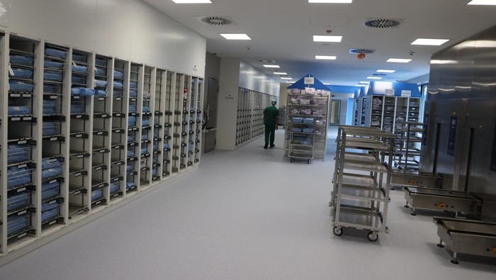 Pekerjaan membersihkan, sterilisasi hingga desinfeksi peralatan medis tidak  bisa dianggap remeh lho. Terdapat ribuan instrumen berbeda dari setiap alkes lho.