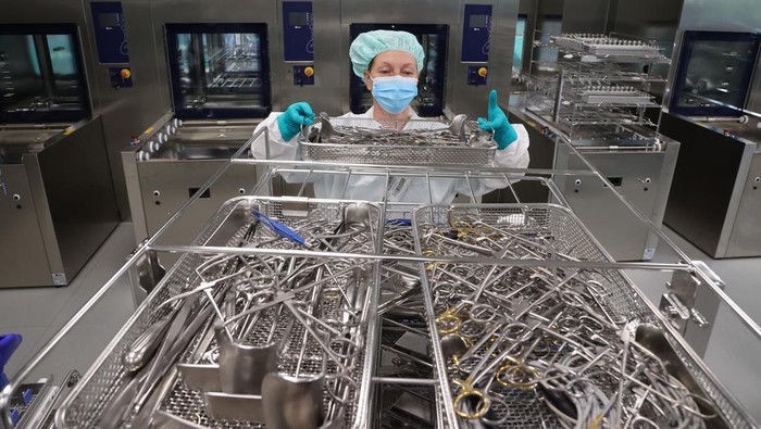 Melihat Rumitnya Strilisasi Ribuan Peralatan Medis di Jerman Pekerjaan membersihkan, sterilisasi hingga desinfeksi peralatan medis tidak bisa dianggap remeh lho. Terdapat ribuan instrumen berbeda dari setiap alkes lho.