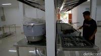 Kemudian, area dapur akan dipersiapkan untuk membuat 2.000 porsi makanan. Area X Ray akan dipersiapkan untuk pemeriksaan barang bawaan jamaah haji yang akan berangkat dan kembali ke Bekasi.