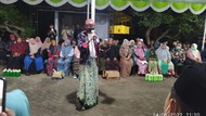 Bersarung Madura, Sandiaga Uno Ajari UMKM Bangkalan Bikin Sabun