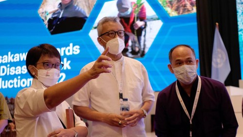 Menteri Luar Negeri Retno Marsudi meninjau persiapan penyelenggaraan upacara pembukaan GPDRR ke-7 di Bali Nusa Dua Convention Center, Selasa petang (24/5/2022).