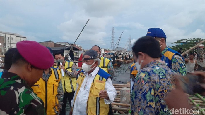 Menteri PUPR Basuki Hadimuljono usai meninjau proses pembuatan tanggul darurat, Tambaklorok, Tanjung Mas, Semarang, Rabu (25/5/2022).
