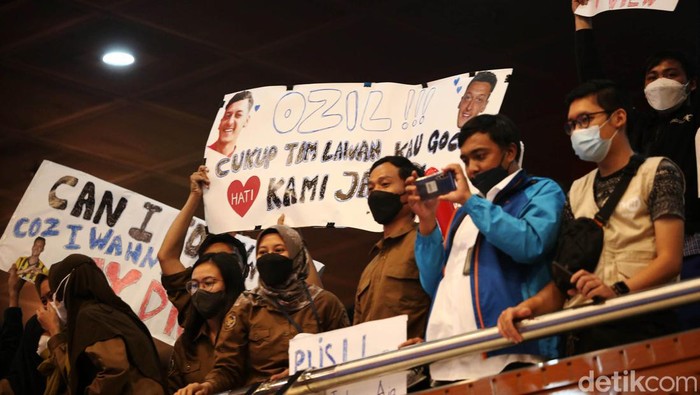 Mesut Ozil menyapa Jakarta dengan salah satunya singgah di kantor Kemenparekraf, Rabu (25/5/2022). Di Kemenparekraf, Ozil disambut langsung oleh Sandiaga Uno.