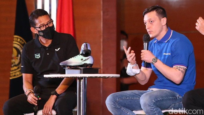 Mesut Ozil menyapa Jakarta dengan salah satunya singgah di kantor Kemenparekraf, Rabu (25/5/2022). Di Kemenparekraf, Ozil disambut langsung oleh Sandiaga Uno.