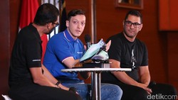 Kocak, Mesut Ozil Sempet Salah Sebut Sandiaga Gubernur Tangerang