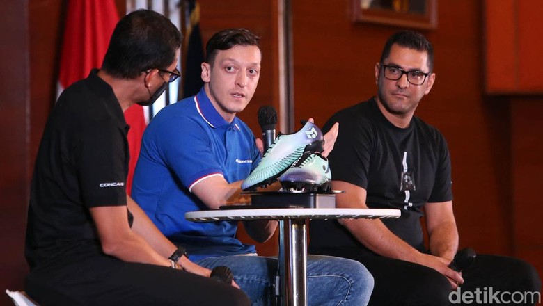 Mesut Ozil menyapa Jakarta dengan salah satunya singgah di kantor Kemenparekraf, Rabu (25/5/2022). Di Kemenparekraf, Ozil disambut langsung oleh Sandiaga Uno.