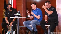 Pemain Fenerbahce itu disambut langsung oleh Menparekraf Sandiaga Uno.