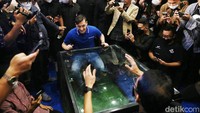 Ini merupakan pertama kalinya Ozil datang ke Indonesia.
