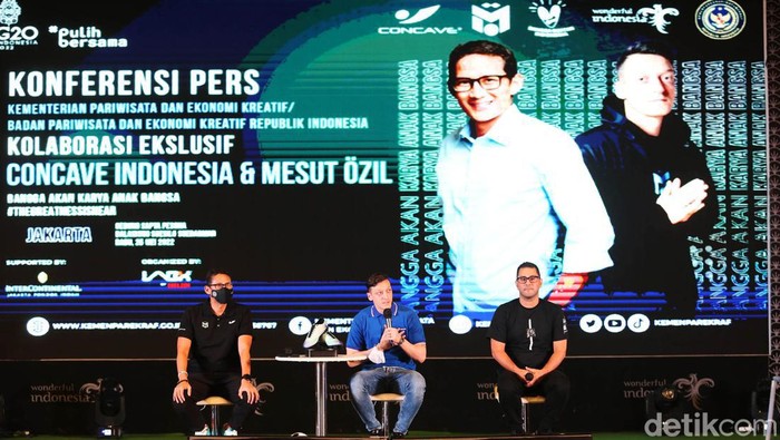 Mesut Ozil Bertemu Sandiaga Mesut Ozil menyapa Jakarta dengan salah satunya singgah di kantor Kemenparekraf, Rabu (25/5/2022). Di Kemenparekraf, Ozil disambut langsung oleh Sandiaga Uno.