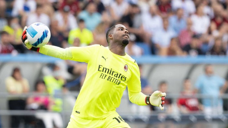 REGGIO NELLEMILIA, ITALY - MAY 22: Mike Maignan of AC Milan in action during the Serie A match between US Sassuolo and AC Milan at Mapei Stadium - Citta del Tricolore on May 22, 2022 in Reggio nellEmilia, Italy. (Photo by AC Milan/AC Milan via Getty Images)