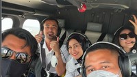 Pada momen naik helikopter ini juga Raffi Ahmad dan Mimi Bayuh disebut berpegangan tangan. Foto: Instagram