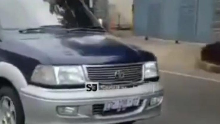 Mobil berpelat diplomatik yang diduga halang-halangi ambulans