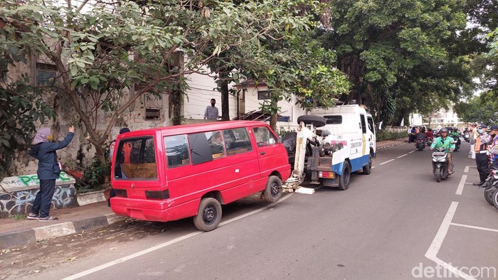 Mobil diderek dari area dilarang parkir di ruas Jalan Cimahi