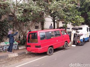 Parkir di Tempat Terlarang Cimahi, Mobil dan Motor Diderek Petugas