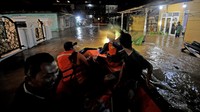 Ratusan rumah di sejumlah kecamatan terendam banjir hingga setinggi satu meter lebih. 
