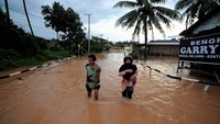 Diketahui, hujan lebat yang melanda Kota Jambi ini terjadi sejak pukul 15.00Wib hingga 17.00Wib. Hujan selama 2 jam itu membuat kawasan permukiman warga dan ruas jalan di Kota Jambi ikut terendam.