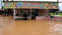 Pihak Damkar Kota Jambi saat ini masih mendata berapa rumah yang terendam banjir. 