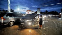 Sementara itu, banjir yang merendam ruas jalan di Jambi pada Selasa (24/5) kemarin juga membuat pihak kepolisian melakukan pengalihan arus lalu lintas lantaran kondisi jalan yang begitu macet dampak banjir itu. Jalan yang dialihkan polisi ini demi mengurangi kemacetan yang terjadi.