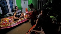 Tim SAR Gabungan mengevakuasi keluarga korban banjir di Jelutung, Jambi, Selasa (24/5/2022) malam.