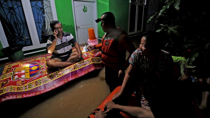 Momen Evakuasi Korban Banjir di Jambi Curah hujan yang tinggi menyebabkan kawasan Jambi terendam banjir. Tim SAR Gabungan dikerahkan untuk mengevakuasi warga terdampak banjir.