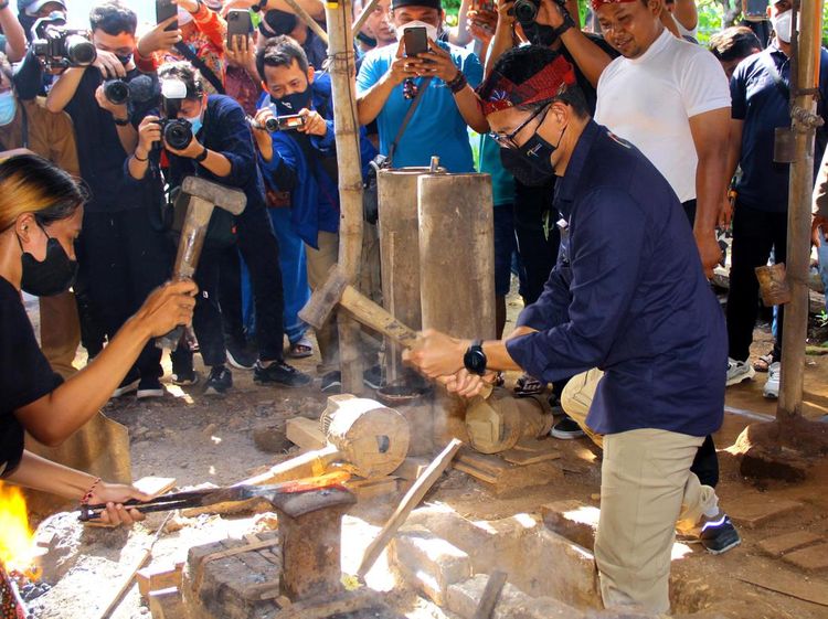 Momen Sandiaga Uno Ikut Tempa Keris di Desa Wisata Aeng Tongtong, Sumenep