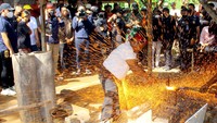 Empu Ika yang mengajak Mas Menteri untuk melihat proses pembuatan Keris, mulai dari pemilihan besi, lalu penempaan, pembentukan bilah, kinatah (ukir besi jika keris ukir), warangka (pembuatan sarung keris yang terbuat dari kayu), terakhir mewarangi atau campuran cairan arsenikum dengan air jeruk nipis yang di oleskan/celupkan ke Keris.  