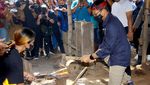 Momen Sandiaga Uno Ikut Tempa Keris di Desa Wisata Aeng Tongtong, Sumenep