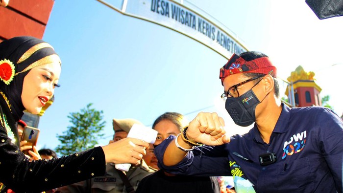 Momen Sandiaga Uno Ikut Tempa Keris di Desa Wisata Aeng Tongtong, Sumenep Menteri Pariwisata dan Ekonomi Kreatif (Menparekraf), Sandiaga Salahuddin Uno menempa besi untuk membuat keris saat mengunjungi Desa Wisata Keris Aeng Tongtong, Kecamatan Saronggi, Kabupaten Sumenep, Madura, Jawa Timur, Selasa (24/5/2022).