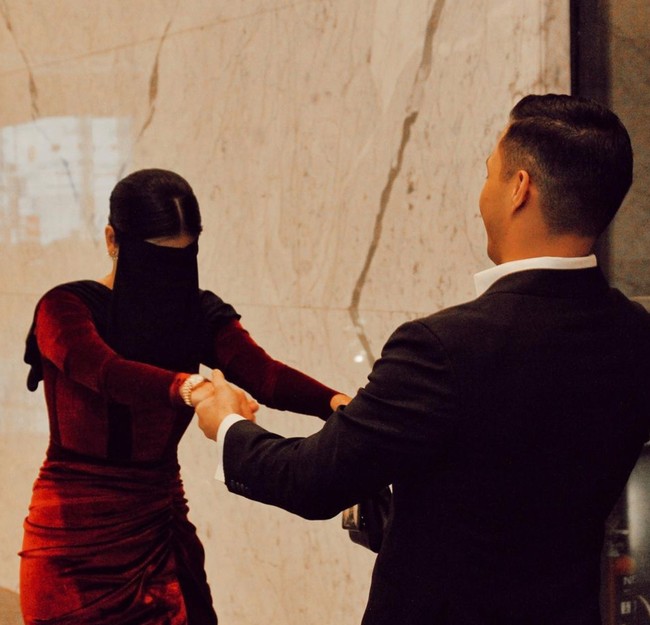 Setelah mendapatkan kejutan dari para kerabat, pada malam harinya Naysilla kembali mendapat kejutan romantis dari kekasih. Sambil mengenakan penutup mata, Naysilla tampak dituntun oleh sang kekasih, Fito menuju ke lokasi acara. Foto: Instagram/@naymirdad