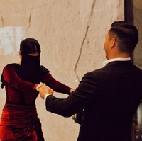 Setelah mendapatkan kejutan dari para kerabat, pada malam harinya Naysilla kembali mendapat kejutan romantis dari kekasih. Sambil mengenakan penutup mata, Naysilla tampak dituntun oleh sang kekasih, Fito menuju ke lokasi acara. Foto: Instagram/@naymirdad