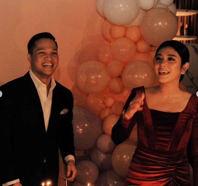 Naysilla Mirdad tampil cantik mengenakan dress berwarna merah. Rambutnya tampak simpel dengan hanya dicepol ke belakang. Sedangkan Fito tampil gagah dengan setelan blazer berwarna hitam. Foto: Instagram/@naymirdad