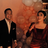 Naysilla Mirdad tampil cantik mengenakan dress berwarna merah. Rambutnya tampak simpel dengan hanya dicepol ke belakang. Sedangkan Fito tampil gagah dengan setelan blazer berwarna hitam. Foto: Instagram/@naymirdad