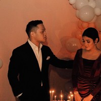 Dekorasi di pesta kejutan ulang tahun Naysilla itu tampak simpel dengan dihiasi balon berwarna putih dan oranye. Di dalam foto tampak Naysilla yang sedang mengucap permohonan sebelum meniup lilin di kue ulang tahunnya. Foto: Instagram/@naymirdad