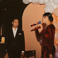 Naysilla Mirdad juga tampak memberikan kata-kata romantis di unggahan foto-foto momen kejutannya itu. Bersyukur adalah satu-satunyal yang bisa saya lakukan untuk semua yang kamu lakukan untuk saya. Terima kasih atas kejutan ulang tahun yang luar biasa tadi malam. Itu sempurna, tulis Naysilla dalam bahasa Inggris. Foto: Instagram/@naymirdad