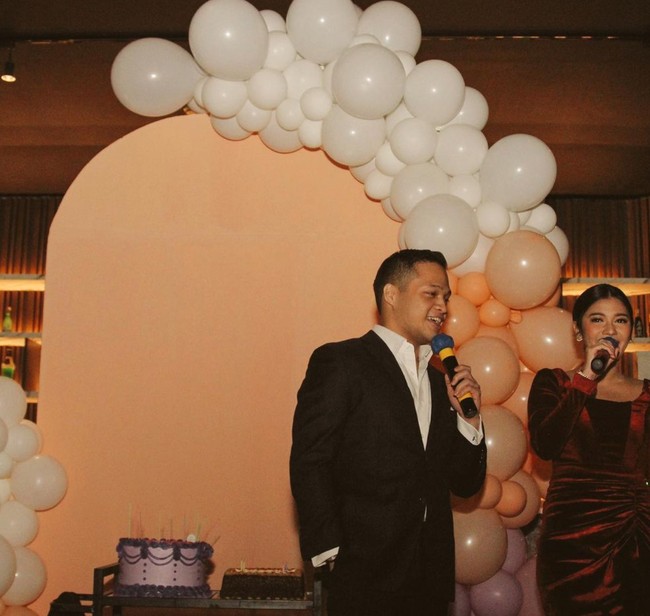 Raut wajah bahagia pun seolah tak bisa dipisahkan dari wajah Naysilla Mirdad. Sang kekasih, Fito tampak setia menemani Naysilla dari awal hingga akhir acara. Foto: Instagram/@naymirdad